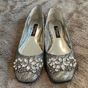 NWOB NINA NEW YORK GENUINE LEATHER BALLET FLAT IN SILVER, 7M